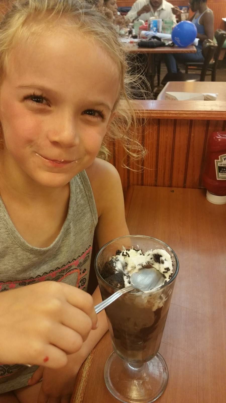 Friendlys | restaurant | 2220 Rte 112, Coram, NY 11727, USA | 6316963717 OR +1 631-696-3717