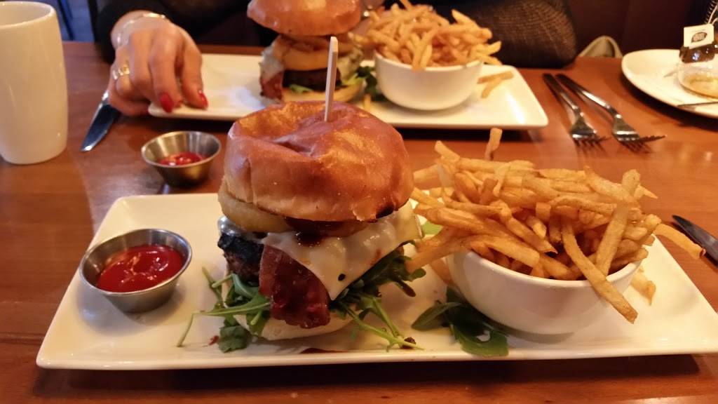 Bâton Rouge Steakhouse & Bar | restaurant | 2005 Winston Park Dr, Oakville, ON L6H 6P5, Canada | 9058292279 OR +1 905-829-2279