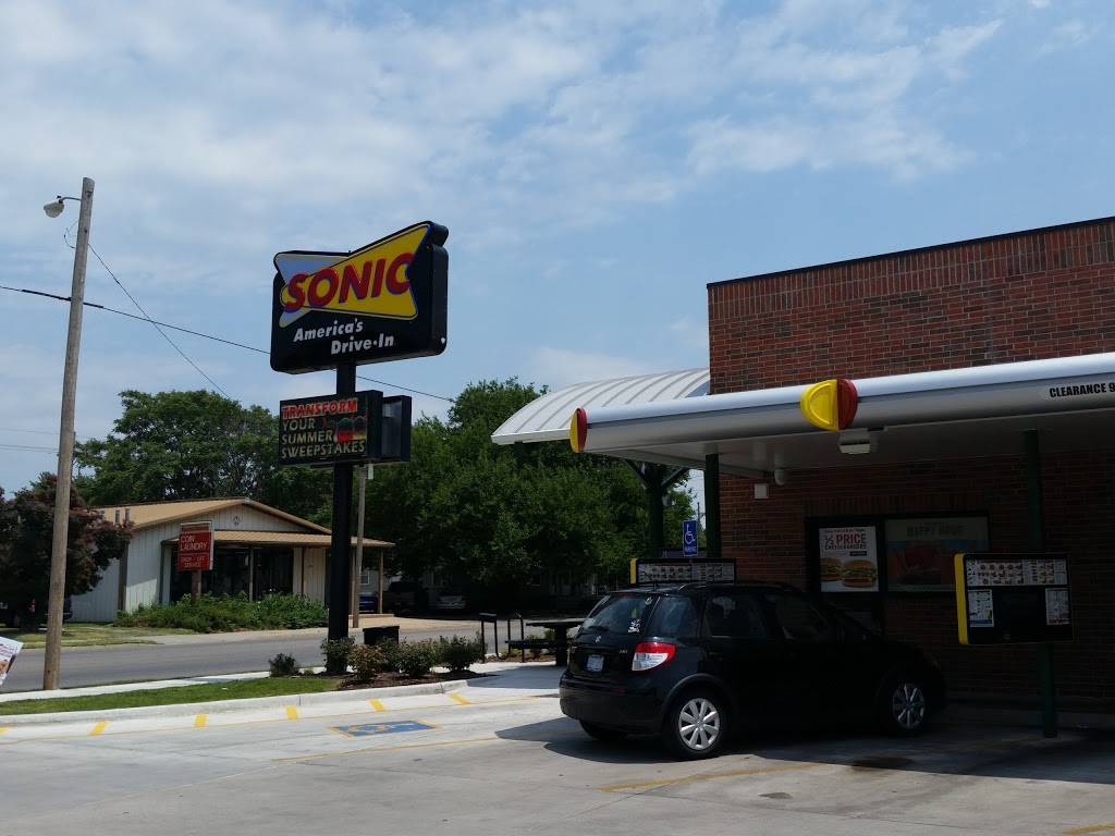 Sonic Drive-In | restaurant | 621 E 4th Ave, Hutchinson, KS 67501, USA | 6206637311 OR +1 620-663-7311