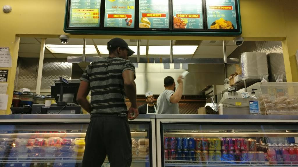 Sharks Fish & Chicken | restaurant | 956 E 162nd St, South Holland, IL 60473, USA | 7085961400 OR +1 708-596-1400