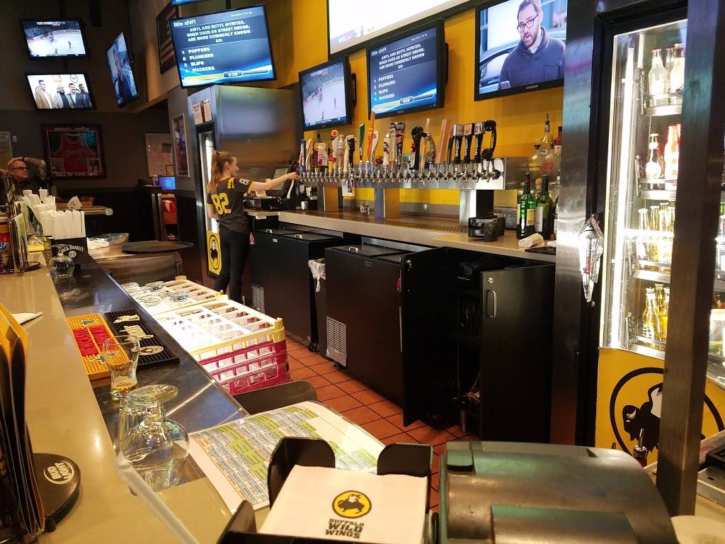 Buffalo Wild Wings | restaurant | 820 Commons Dr, Geneva, IL 60134, USA | 6302629464 OR +1 630-262-9464