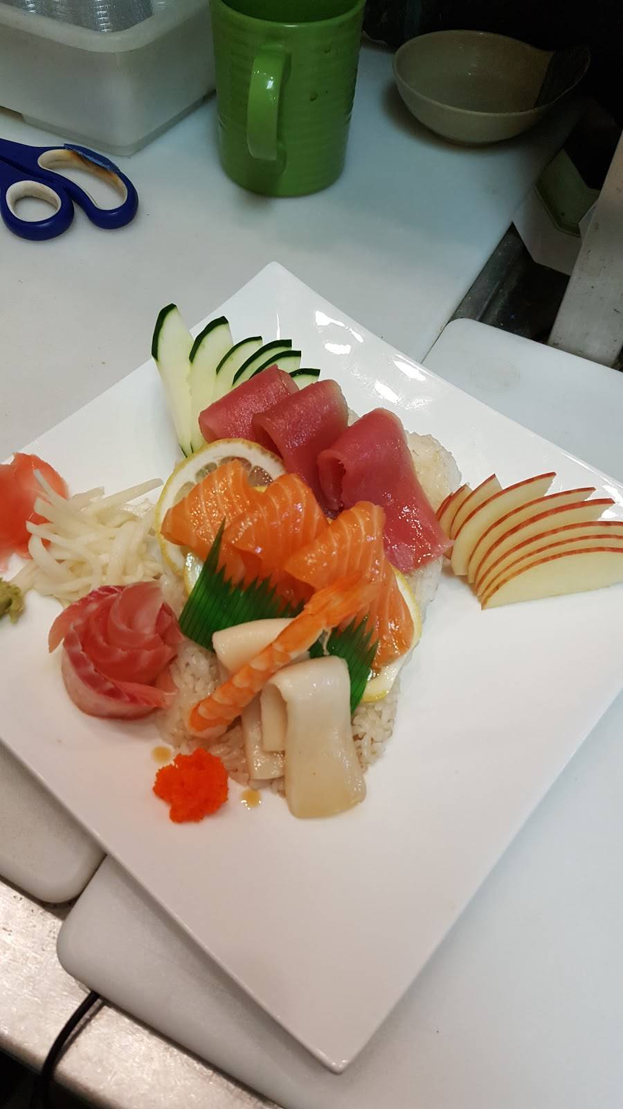 Naomi Sushi Express | restaurant | 126 W Main St, Barrington, IL 60010, USA | 8473812234 OR +1 847-381-2234