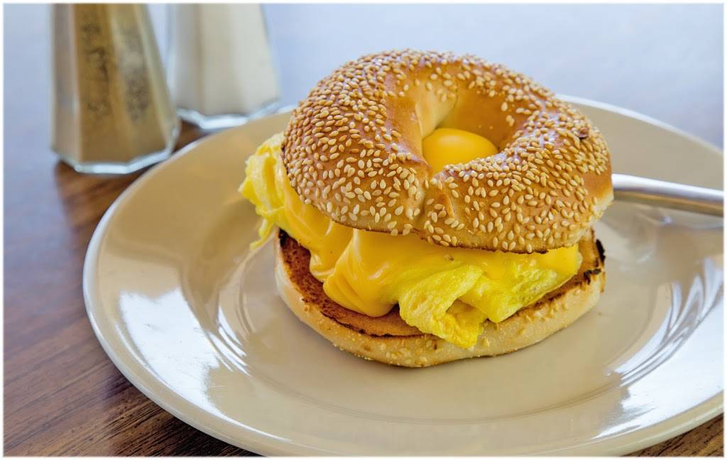 Shapiros Delicatessen at IND Airport | restaurant | Indianapolis International Airport, 7800 Col H Weir Cook Mem Drive Gate B14, Indianapolis, IN 46241, USA | 3172410645 OR +1 317-241-0645