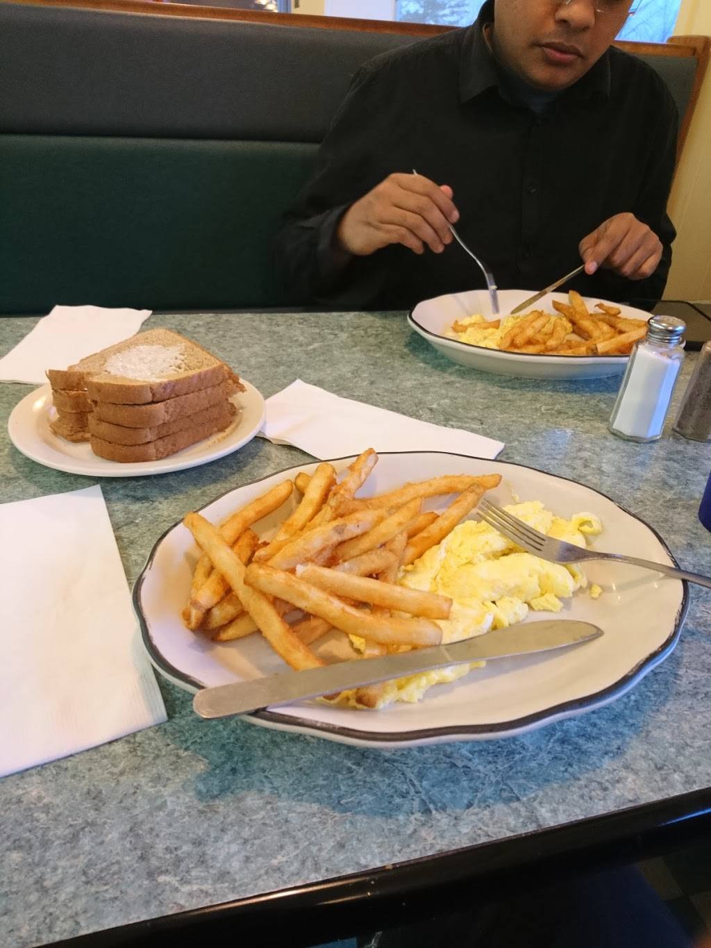 Bobs Restaurant | restaurant | 2 James St, Hudson, NY 12534, USA | 5188229298 OR +1 518-822-9298