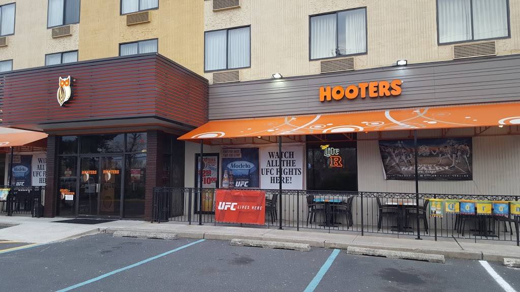 Hooters of Somerset | night club | 60 Cottontail Ln, Somerset, NJ 08873, USA | 7325609823 OR +1 732-560-9823