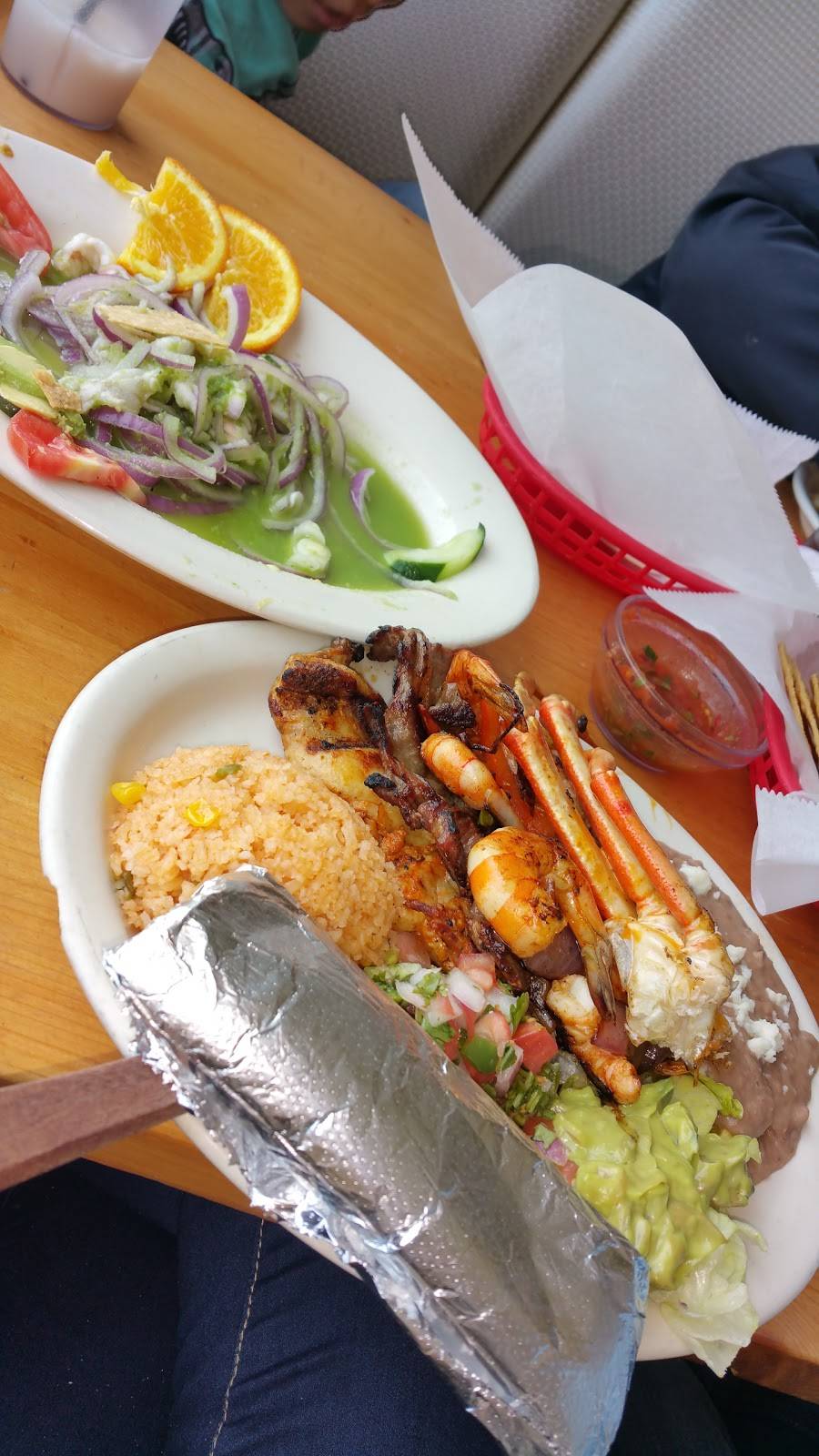 El Nuevo 7 Mares | restaurant | 600 Concord St N, South St Paul, MN 55075, USA | 6512224992 OR +1 651-222-4992