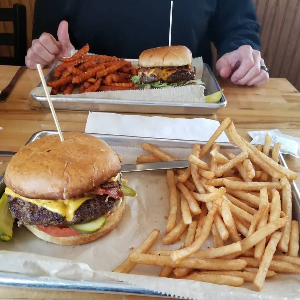 Googs Pub & Grub | restaurant | 667 Hastings Ave, Holland, MI 49423, USA | 6165463422 OR +1 616-546-3422