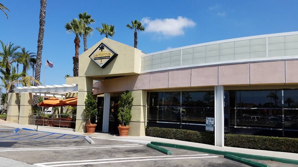California Pizza Kitchen at Manhattan Beach | restaurant | 3320 N Sepulveda Blvd, Manhattan Beach, CA 90266, USA | 3107961233 OR +1 310-796-1233