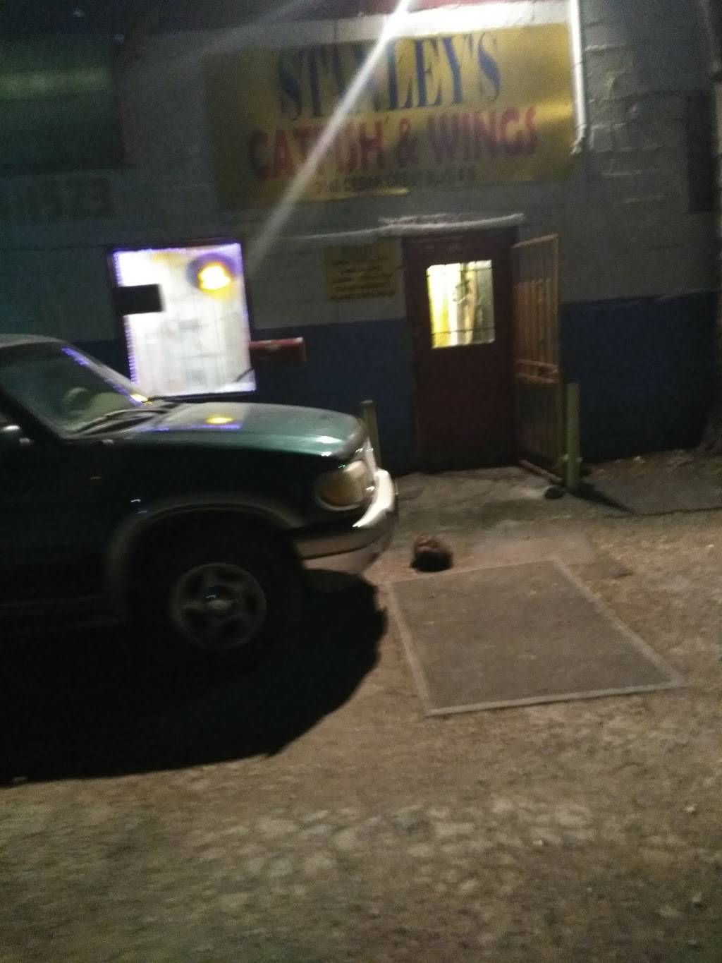 Stanleys Catfish & Wings | restaurant | 3146 Cedar Crest Blvd, Dallas, TX 75203, USA | 2149411523 OR +1 214-941-1523