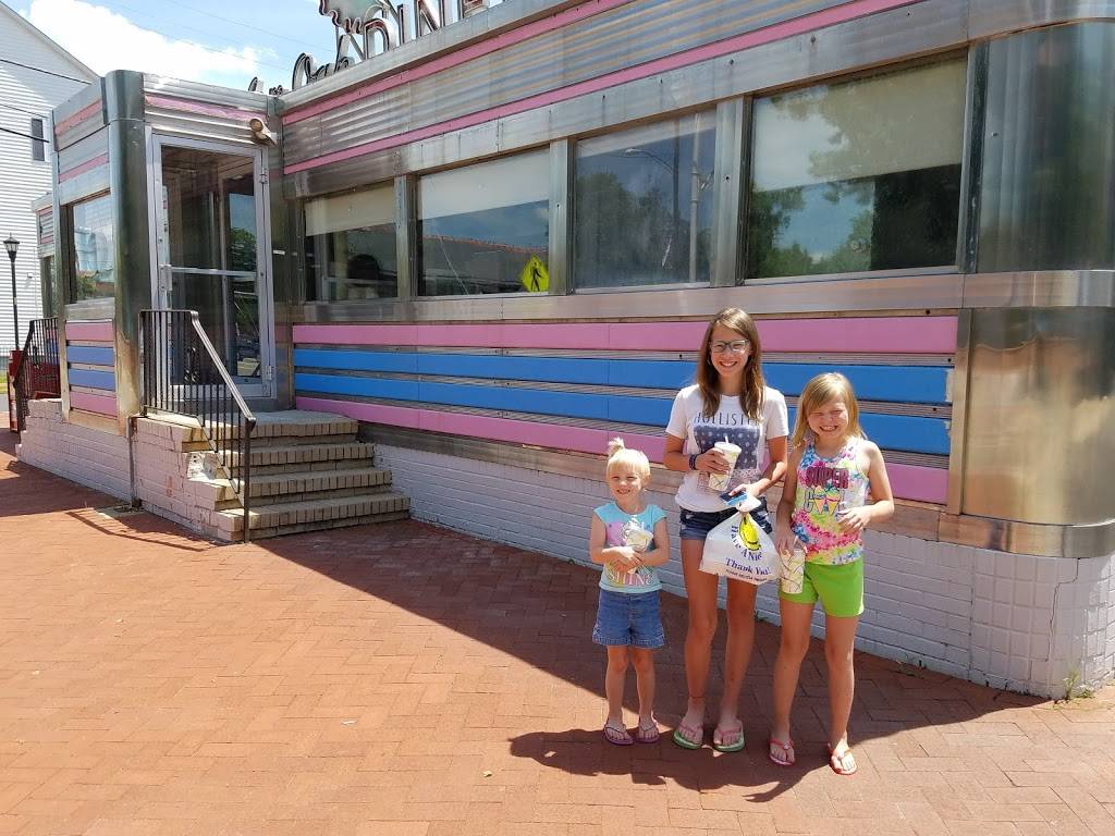 Salem Oak Diner | restaurant | 113 W Broadway, Salem, NJ 08079, USA | 8569351305 OR +1 856-935-1305