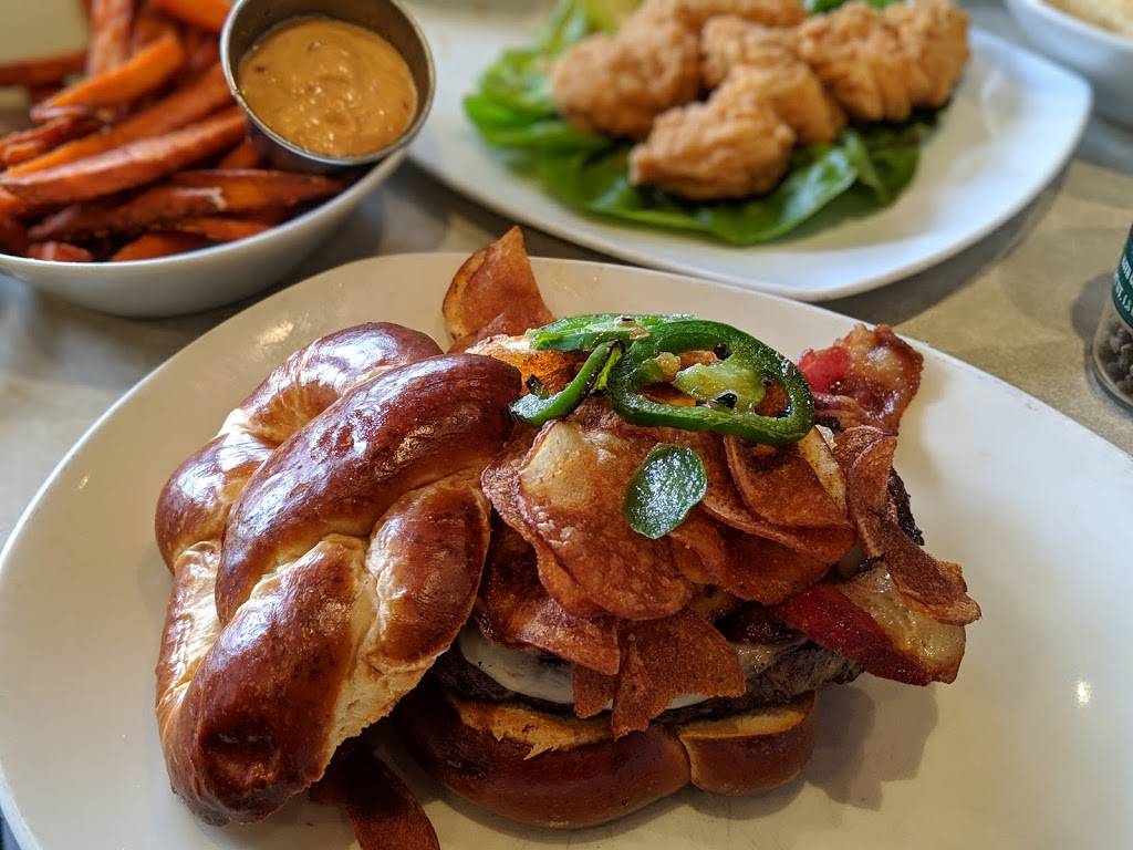 Barneys Gourmet Hamburgers | restaurant | 11660 San Vicente Blvd, Los Angeles, CA 90049, USA | 3104476000 OR +1 310-447-6000