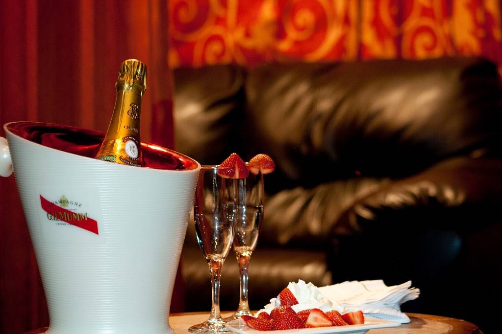 Delilahs | night club | 100 Spring Garden St, Philadelphia, PA 19123, USA | 2156252800 OR +1 215-625-2800