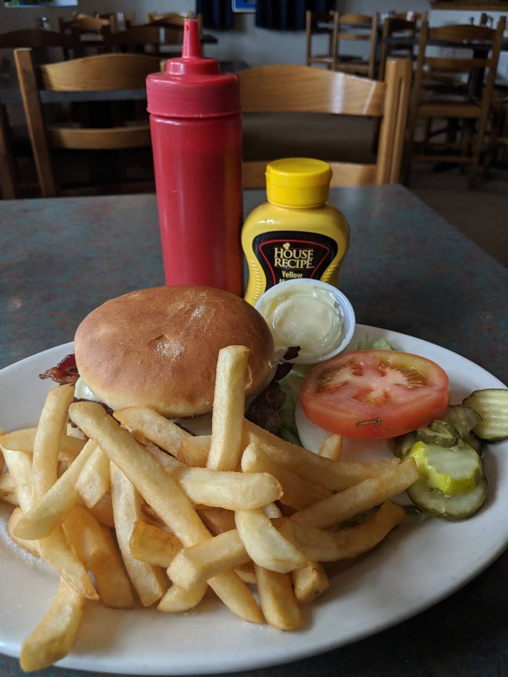 Blue Dolphin | restaurant | 502 S Burdick St, Kalamazoo, MI 49007, USA | 2693434993 OR +1 269-343-4993