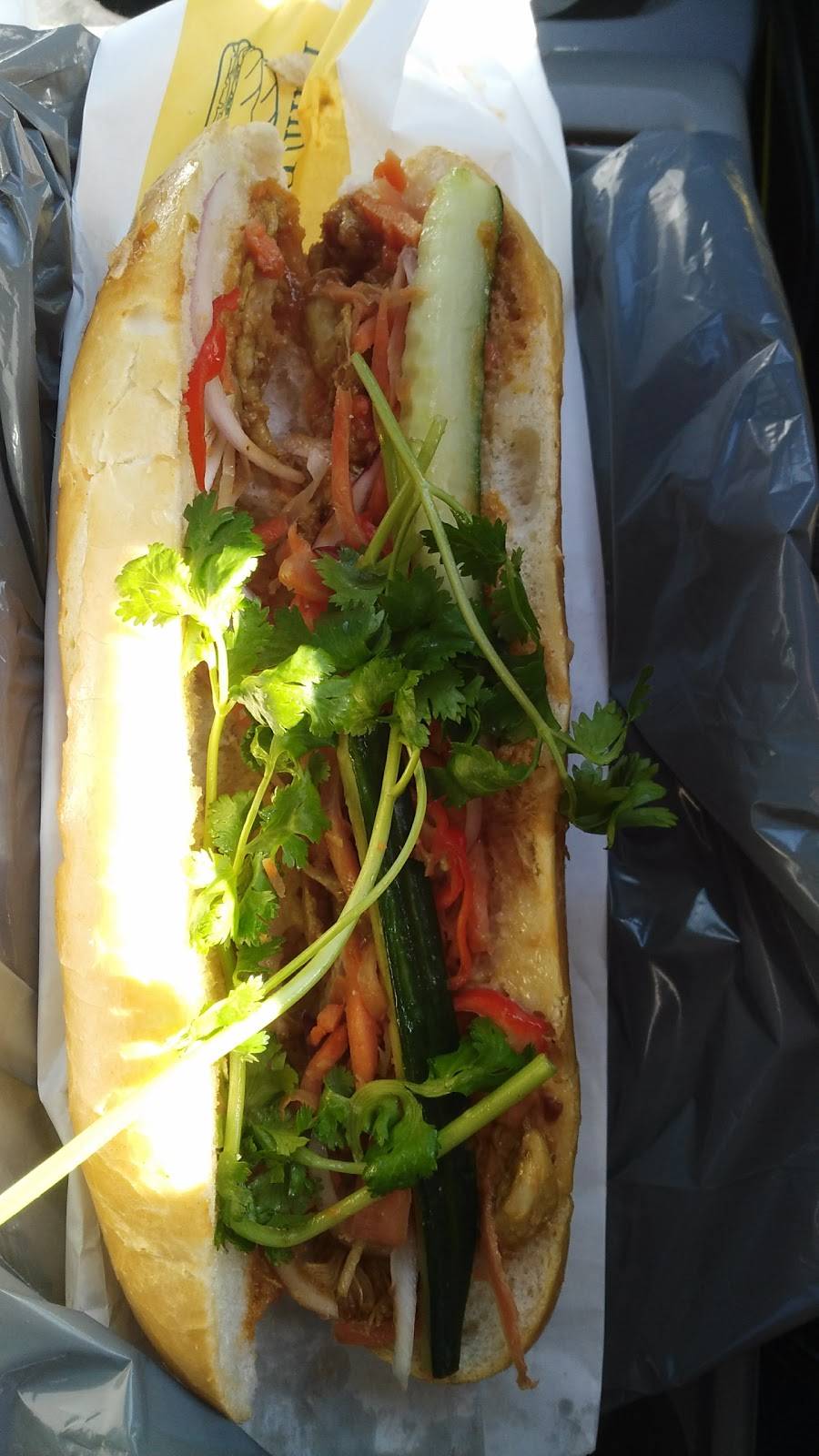 Banh Mi Que Huong | restaurant | 2437 Finch Ave W, North York, ON M9M 2E7, Canada | 4167498088 OR +1 416-749-8088