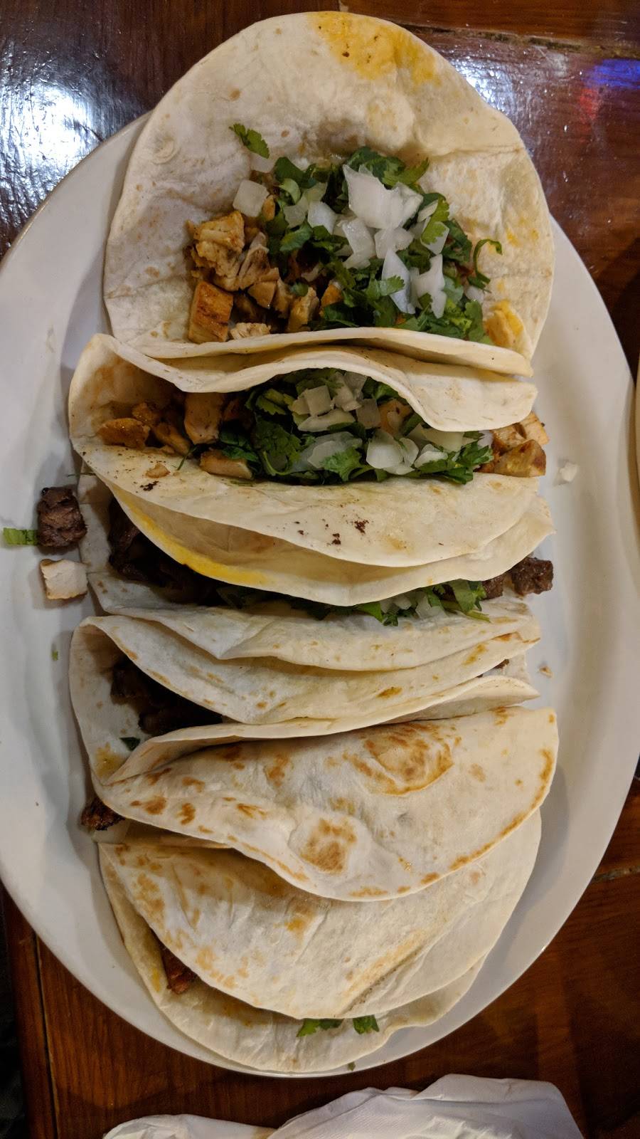 La Amistad Restaurant | restaurant | 1914 W Montrose Ave, Chicago, IL 60613, USA | 7738785800 OR +1 773-878-5800