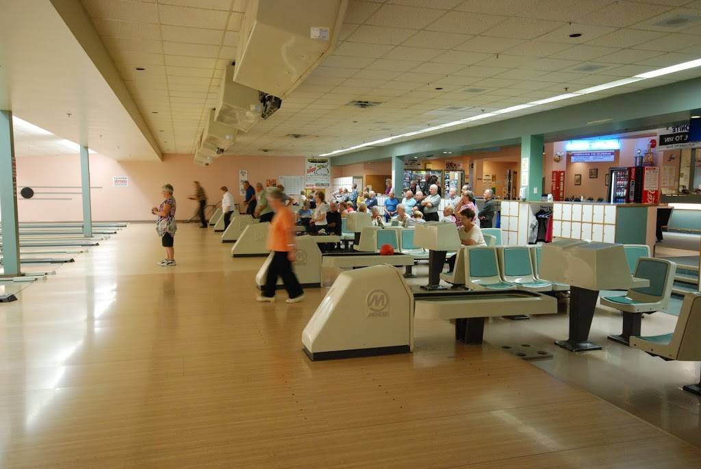 Salon de Quilles La Place | meal takeaway | 4565 Boulevard Saint-Joseph, Saint-Nicéphore, QC J2A 1B4, Canada | 8194721181 OR +1 819-472-1181