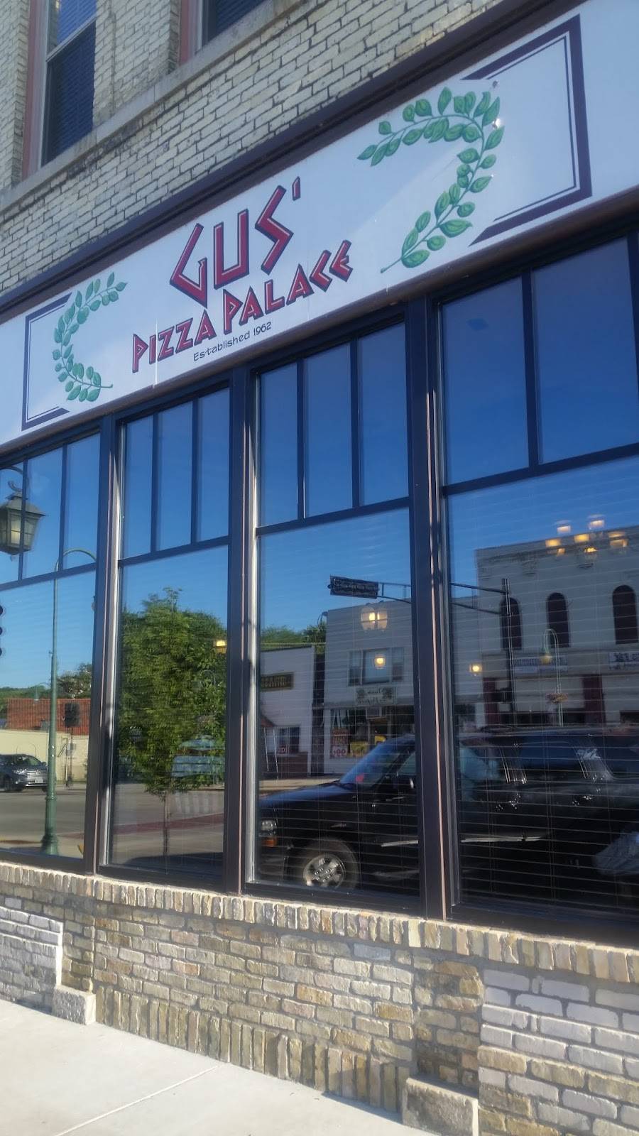 Gus Pizza Palace | restaurant | 139 W Main St, Whitewater, WI 53190, USA | 2624733562 OR +1 262-473-3562