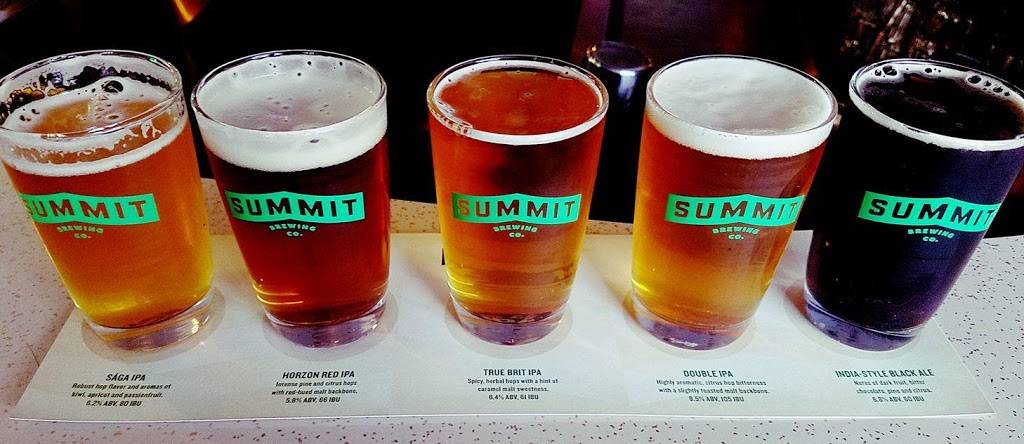 Hollyrocks, LLC | restaurant | 114 2nd St N, Wisconsin Rapids, WI 54494, USA | 7154232619 OR +1 715-423-2619