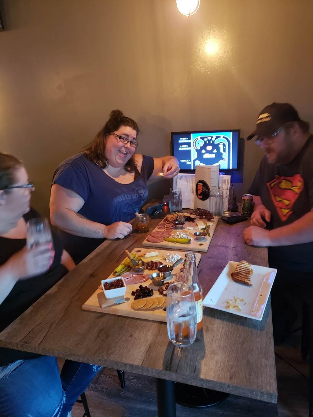 Barley & Vine | restaurant | 1072 Elms Rd, Flint, MI 48532, USA | 8102524986 OR +1 810-252-4986