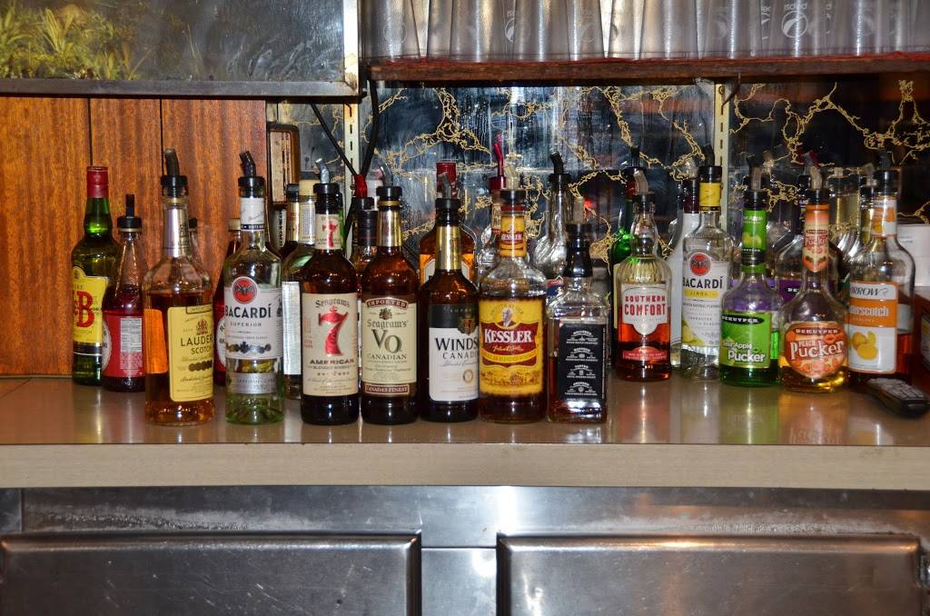 Hafners Tavern & Liquor Store | restaurant | 2805 Avenue of the Cities, Moline, IL 61265, USA | 3097628451 OR +1 309-762-8451