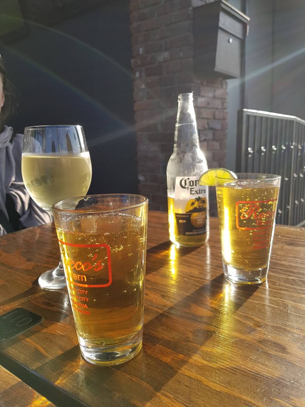 Roccos Tavern | restaurant | 12514 Ventura Blvd, Studio City, CA 91604, USA | 8189859876 OR +1 818-985-9876