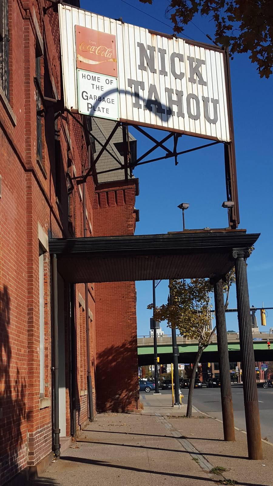 Nick Tahou Hots | restaurant | 320 W Main St, Rochester, NY 14608, USA | 5854360184 OR +1 585-436-0184