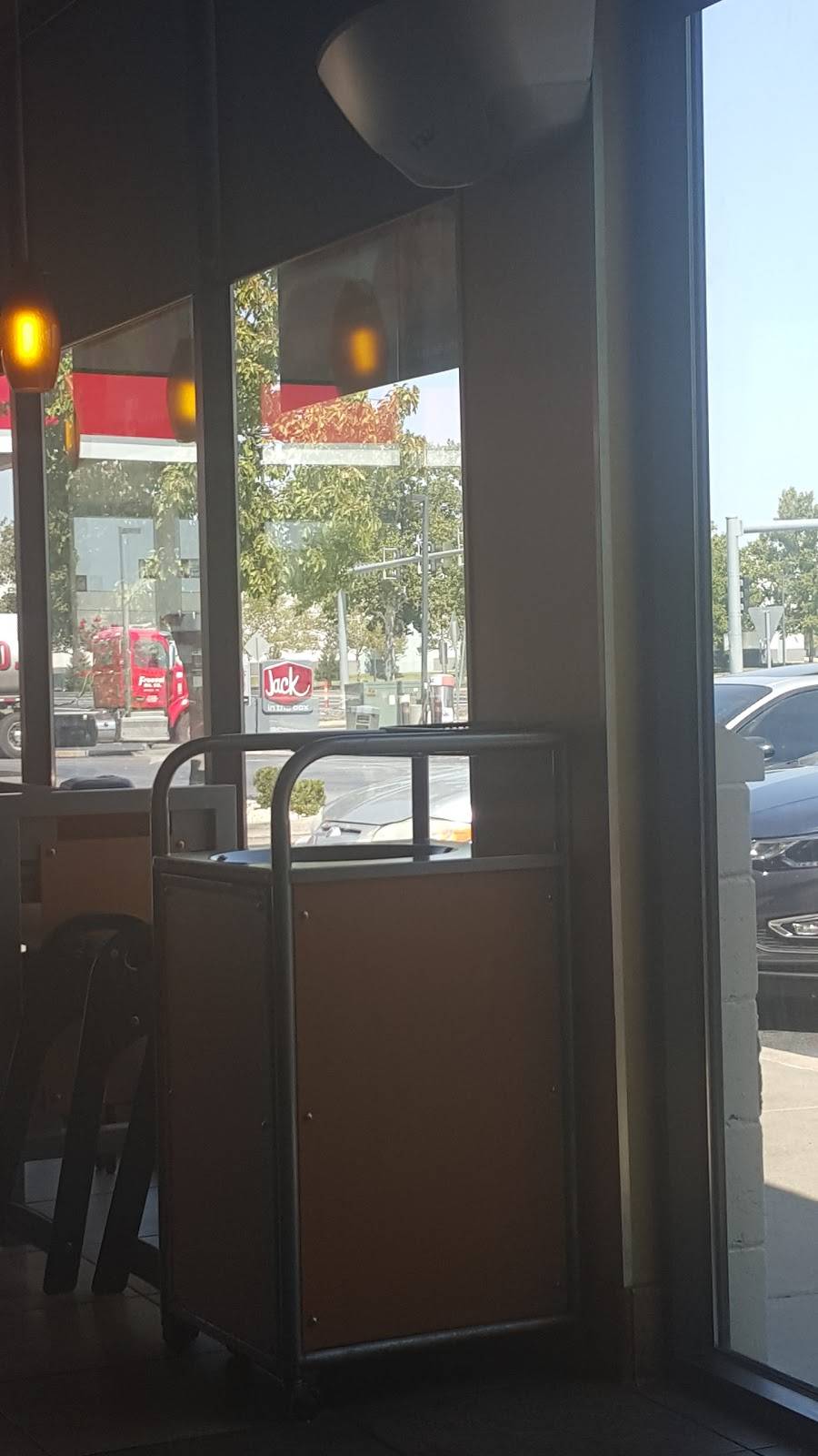 Jack in the Box | restaurant | 3404 Rider Trail S, Earth City, MO 63045, USA | 3147392046 OR +1 314-739-2046