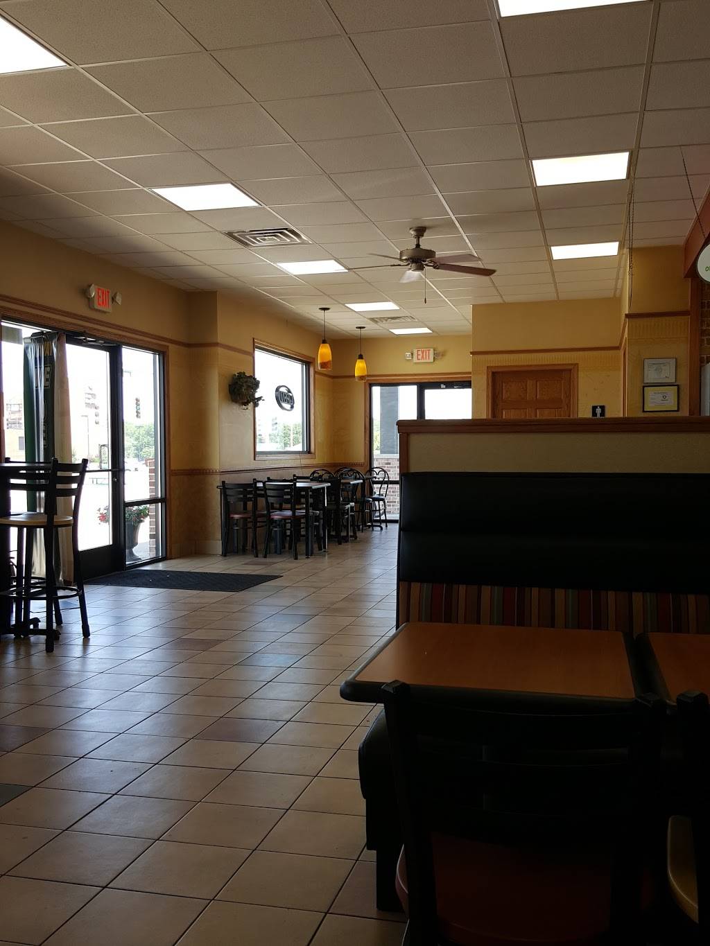 Subway | restaurant | 1715 W Walnut St, Jacksonville, IL 62650, USA | 2172457656 OR +1 217-245-7656
