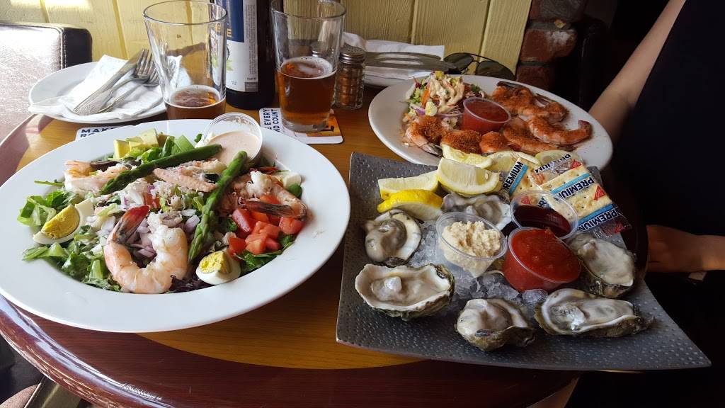 Gs Boat House Raw Bar & Grill | restaurant | 200 Main St, Huntington Beach, CA 92648, USA | 7149693100 OR +1 714-969-3100