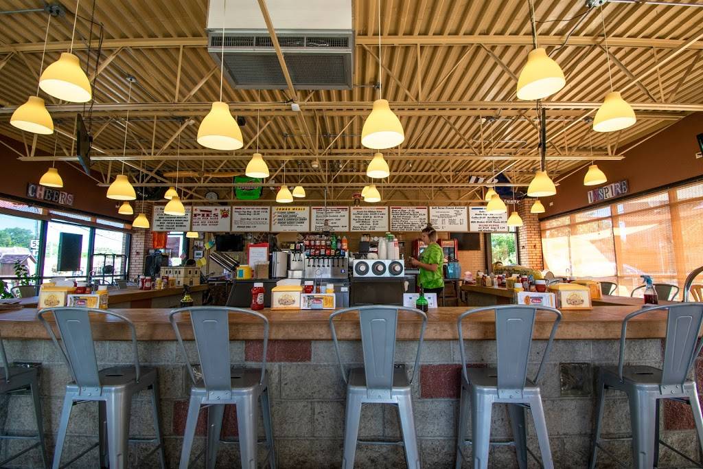 Tonys Dog House | restaurant | 528 Lake Ave, Ashtabula, OH 44004, USA | 4409640202 OR +1 440-964-0202