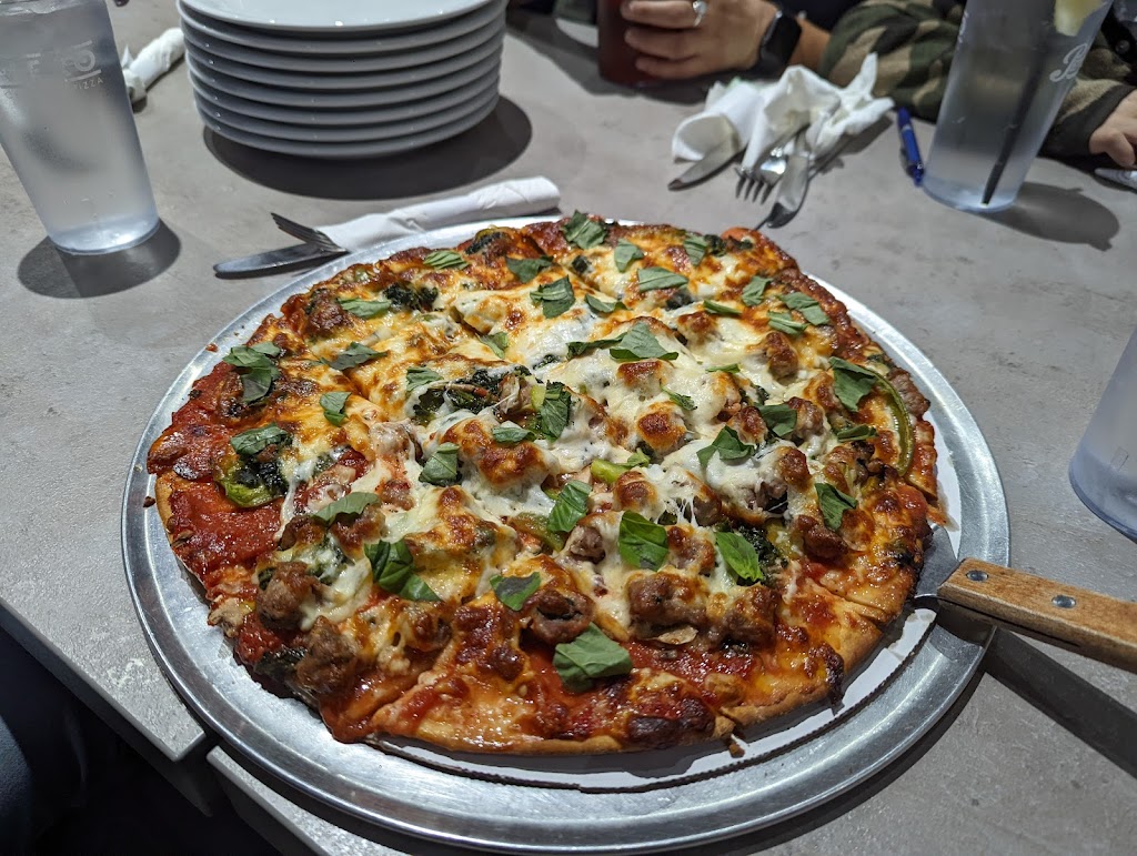 Vero Chicago Pizza | restaurant | 1431 E Williams Field Rd Suite 104, Gilbert, AZ 85295, USA | 4805721207 OR +1 480-572-1207