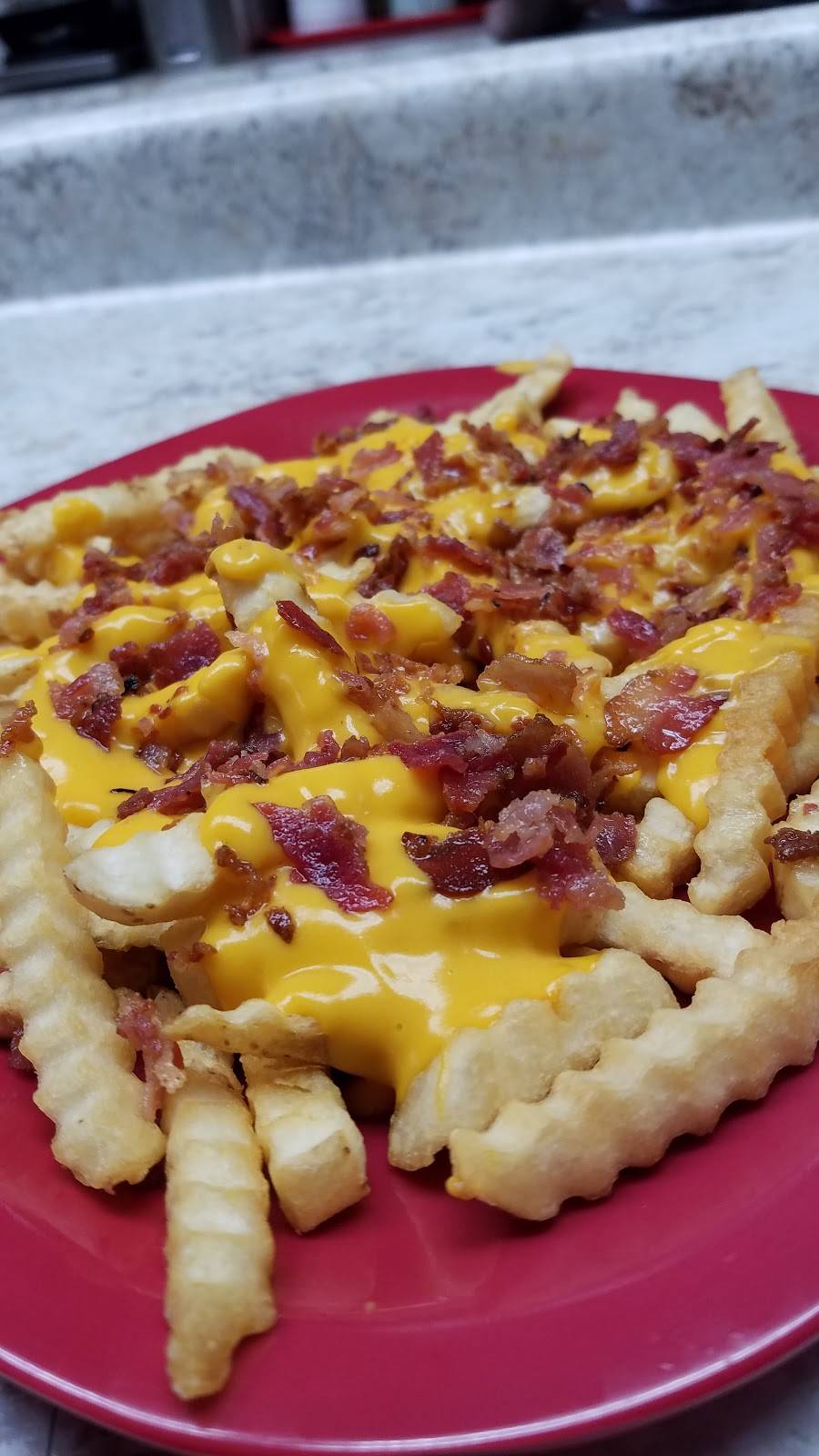 Moms Diner | restaurant | 331 S Main St, Oakland City, IN 47660, USA | 8127493114 OR +1 812-749-3114