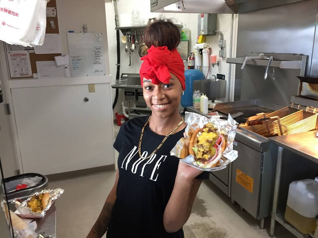 Hallies Landing | restaurant | 831 Huntington Rd, Crescent City, FL 32112, USA | 3865598125 OR +1 386-559-8125