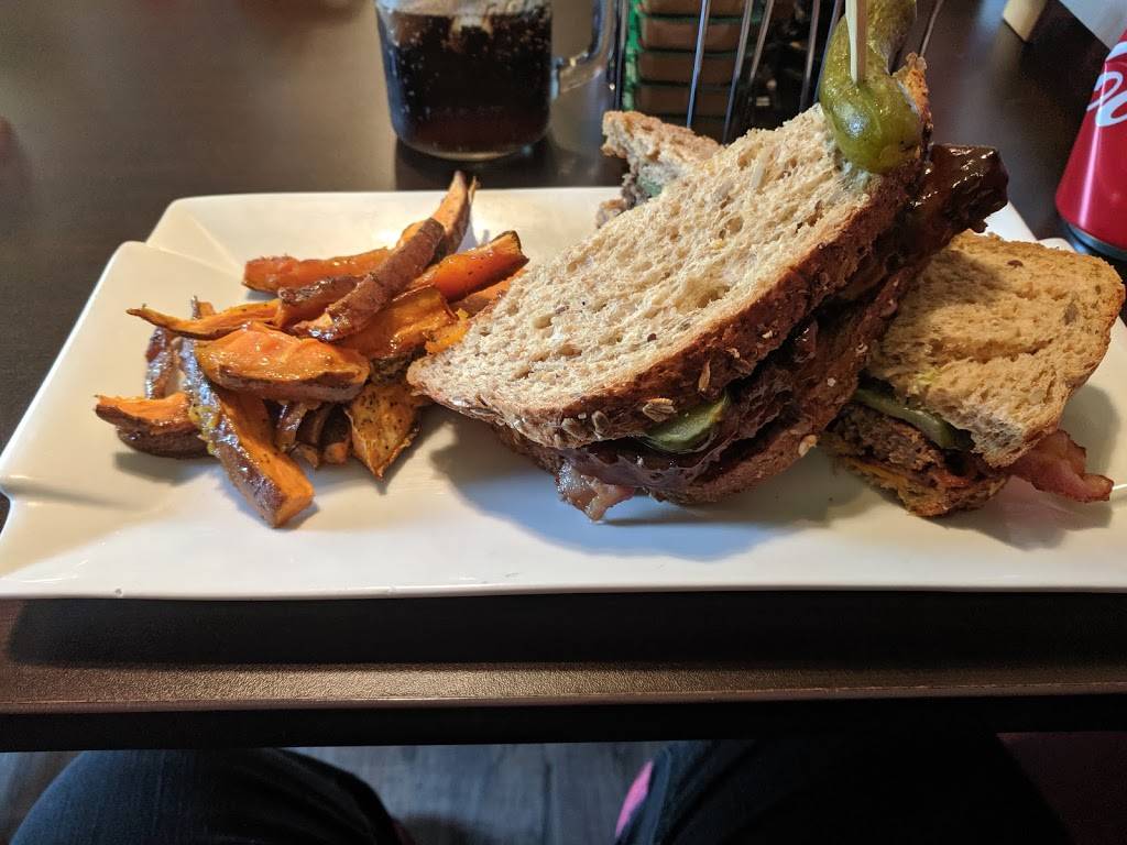 Country Fork | restaurant | 1048 Bay St, Port Rowan, ON N0E 1M0, Canada | 2265341616 OR +1 226-534-1616