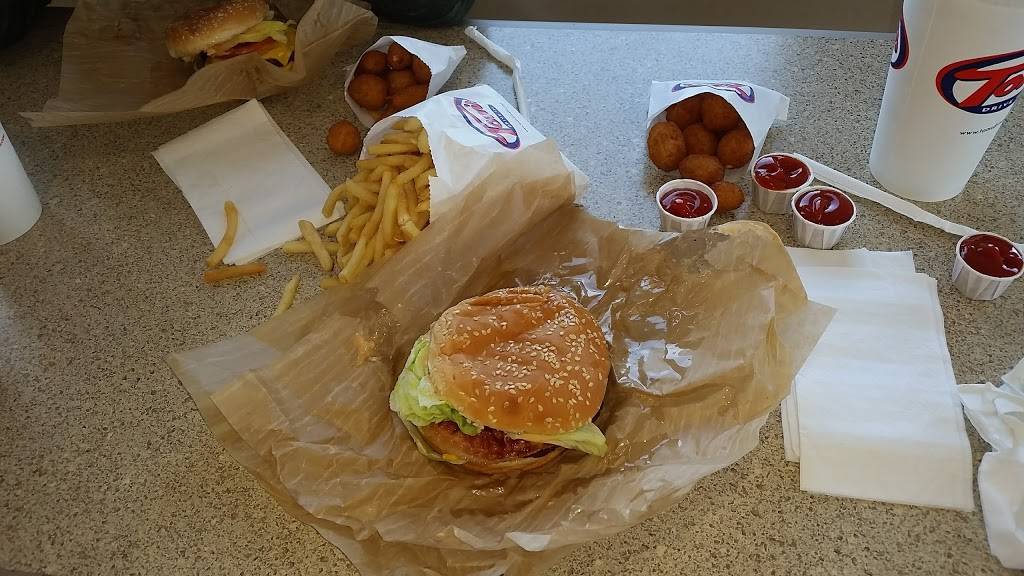 Toms Drive-In | restaurant | 1915 Freedom Rd, Little Chute, WI 54140, USA | 9207888756 OR +1 920-788-8756