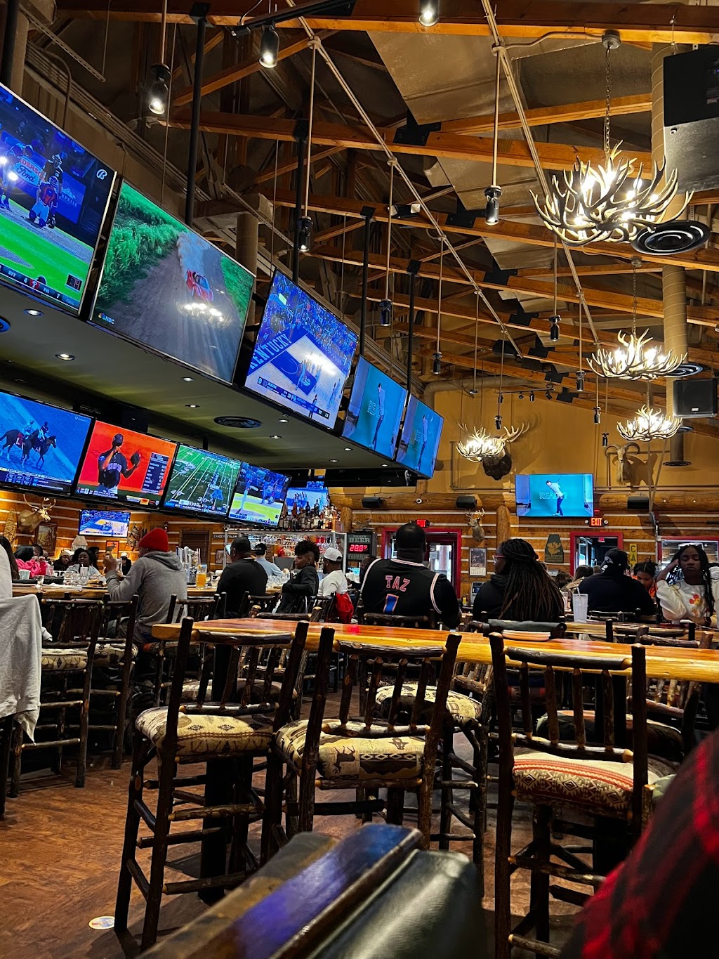 Twin Peaks | restaurant | N, 10 Shackleford Dr, Little Rock, AR 72211, USA | 5012241729 OR +1 501-224-1729