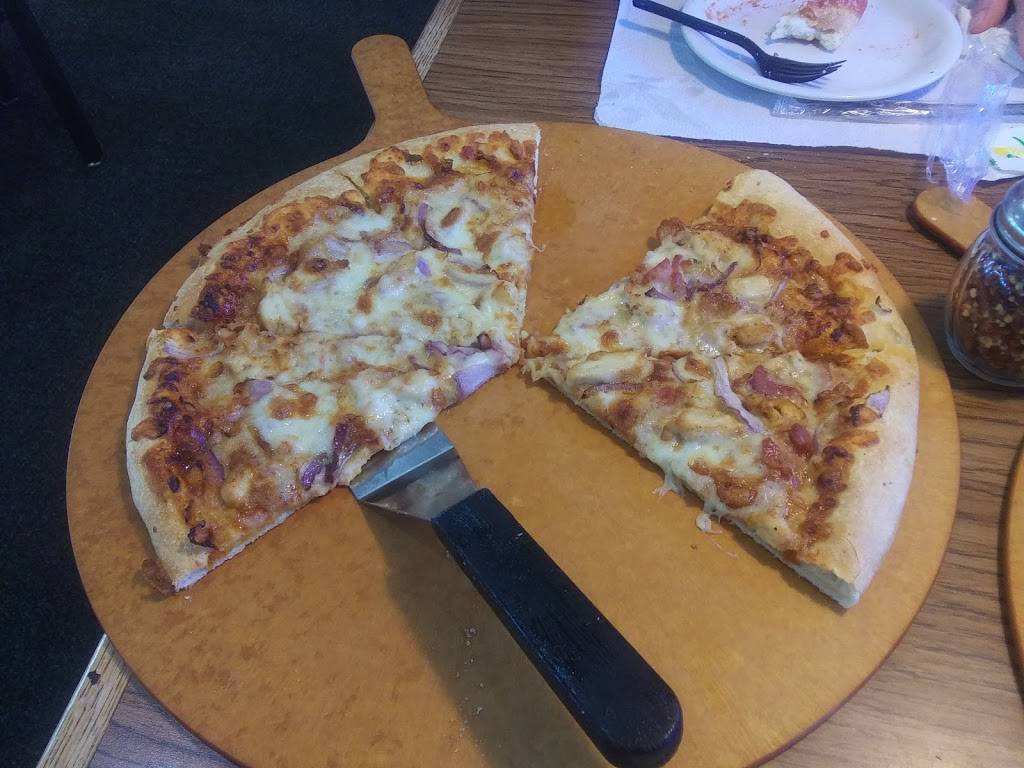 Pizza Hut | meal delivery | 34080 Commerce Dr, De Soto, KS 66018, USA | 9135851265 OR +1 913-585-1265