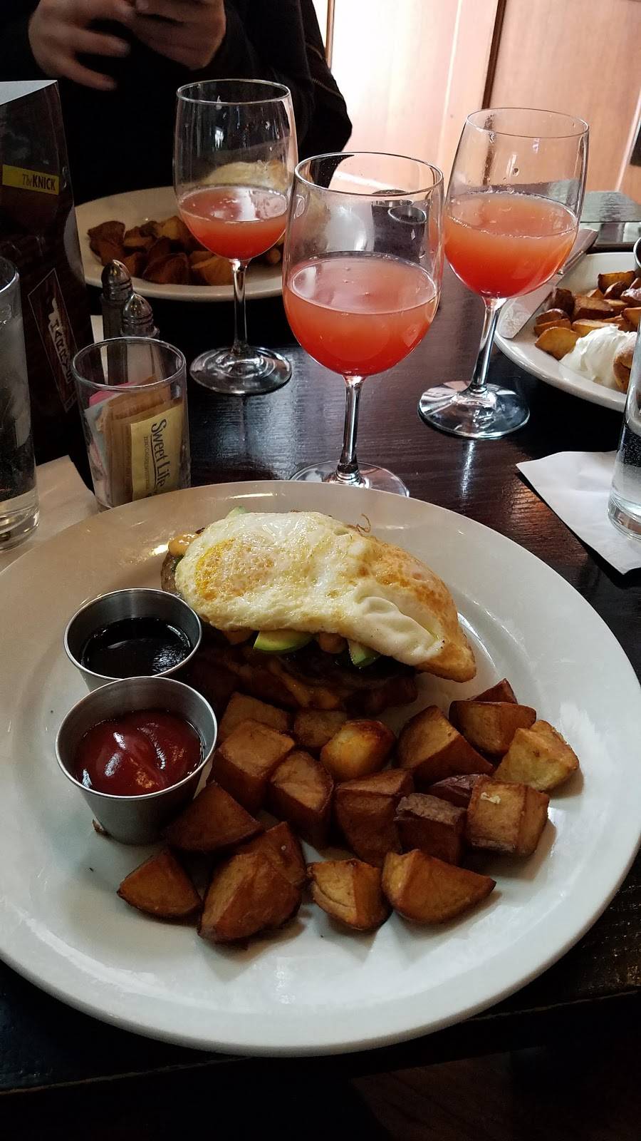 Harrys Bar and Grill | restaurant | 3549 N Oakland Ave, Milwaukee, WI 53211, USA | 4149646800 OR +1 414-964-6800