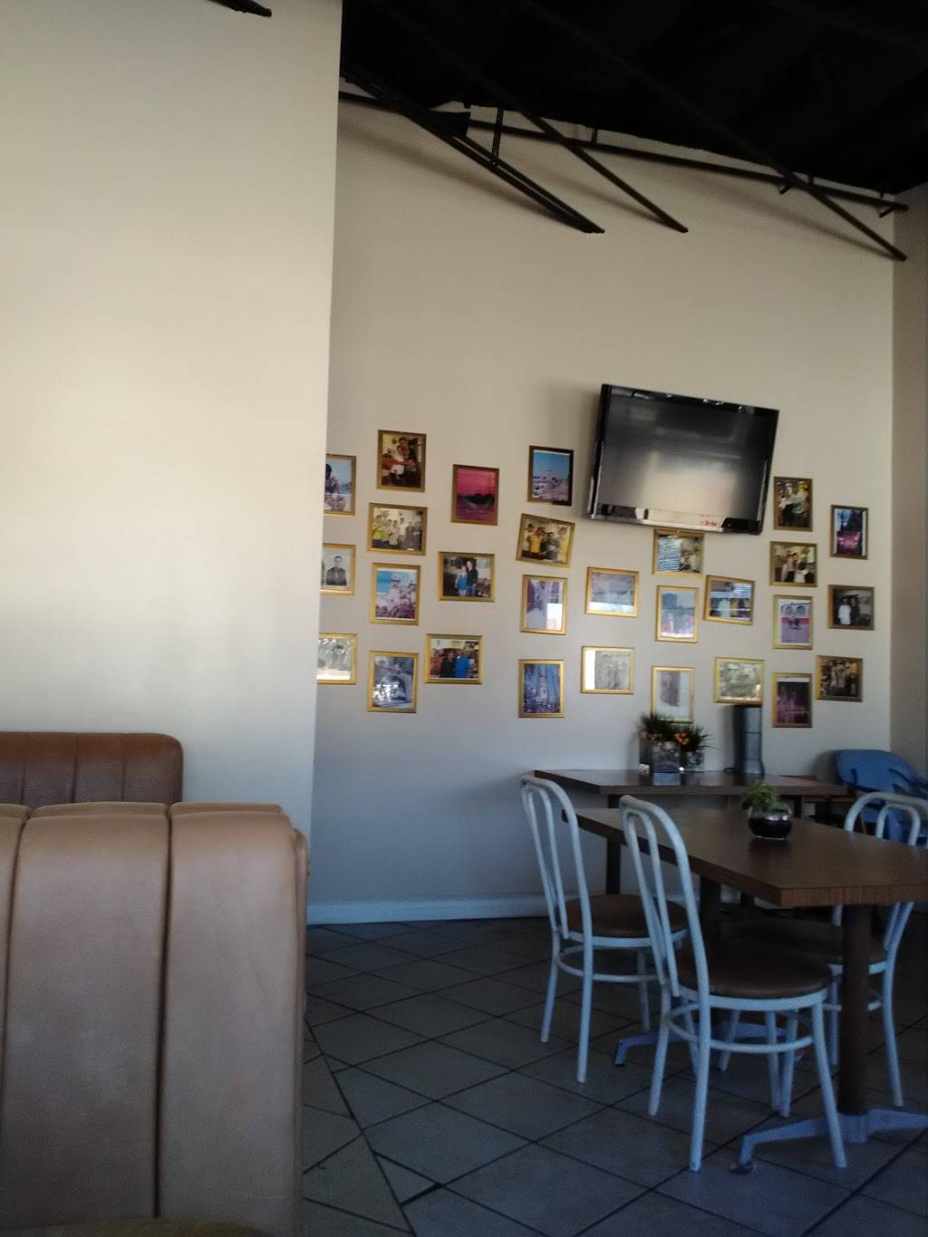 La Charrita Restaurant Mexican & Sea-Food | restaurant | 24225 Main St, Newhall, CA 91321, USA | 6612881204 OR +1 661-288-1204