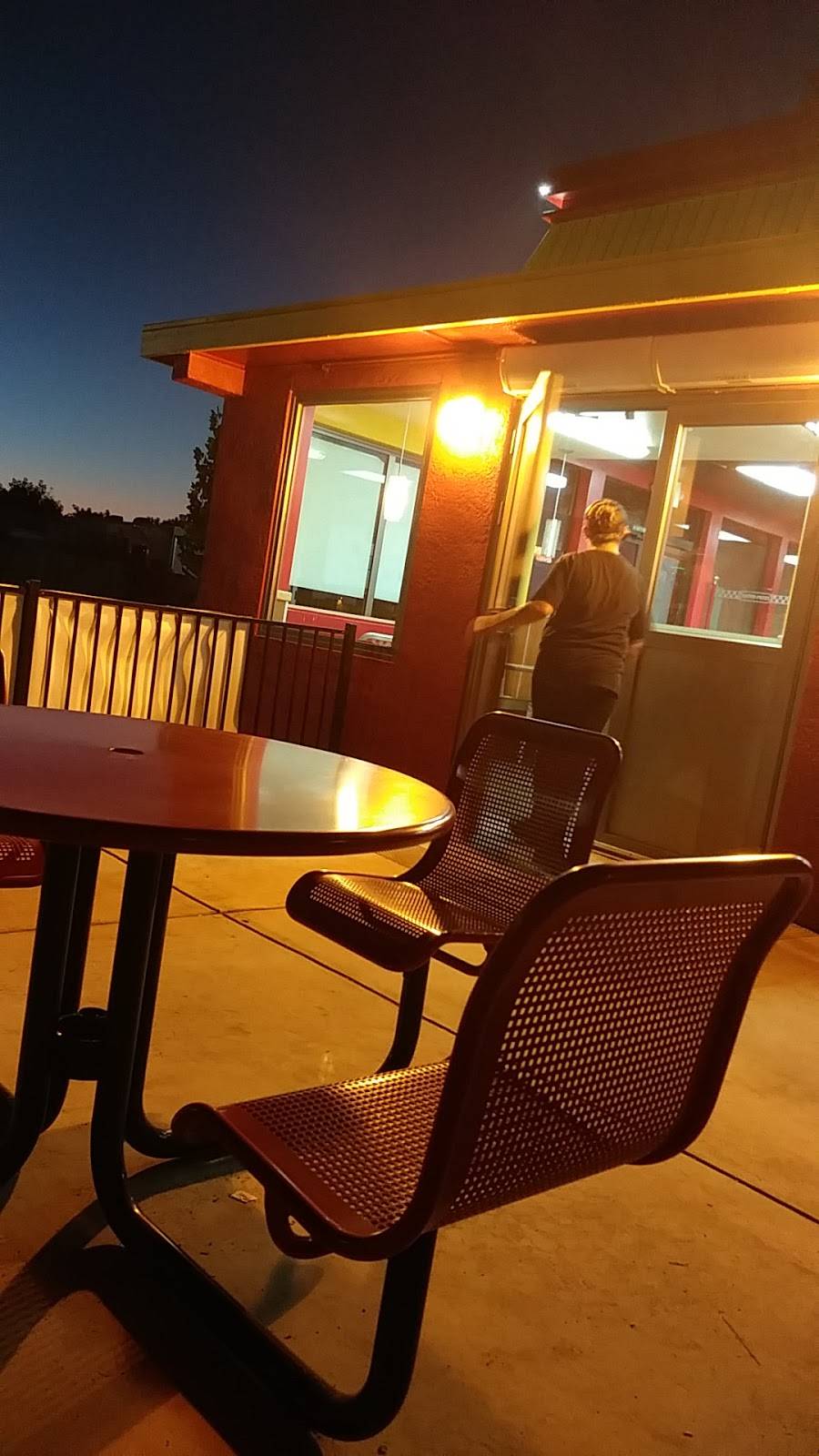 Wienerschnitzel | restaurant | 920 E F St, Oakdale, CA 95361, USA | 2093226020 OR +1 209-322-6020