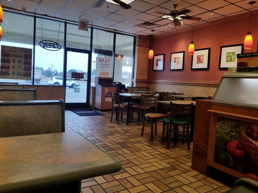 Subway | restaurant | 501 W Main St, Louisa, VA 23093, USA | 5409673915 OR +1 540-967-3915