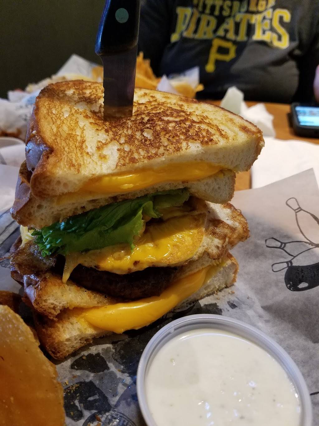 Dinos Sports Lounge | restaurant | 1020 Towne Square Dr, Greensburg, PA 15601, USA | 7246910182 OR +1 724-691-0182