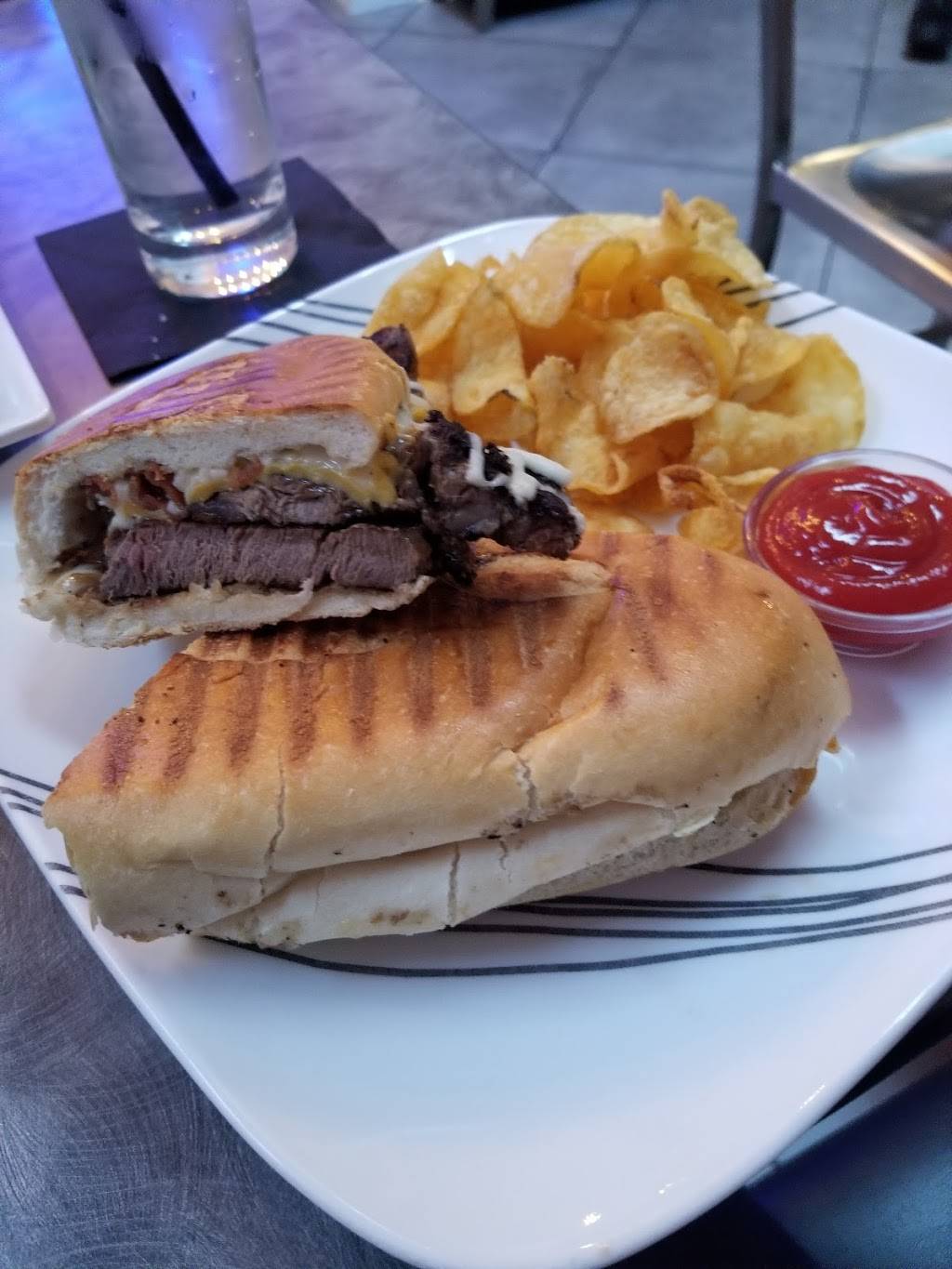 The Hive Bar & Bistro | restaurant | 2623, 142, Outwater Ln, Garfield, NJ 07026, USA | 9739554414 OR +1 973-955-4414