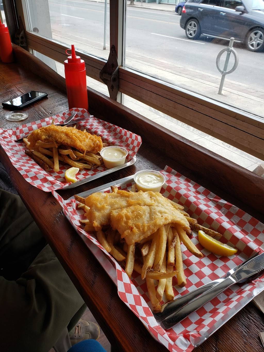 FISHINN | restaurant | 2392 Bloor St W, Toronto, ON M6S 1P5, Canada | 4166044888 OR +1 416-604-4888