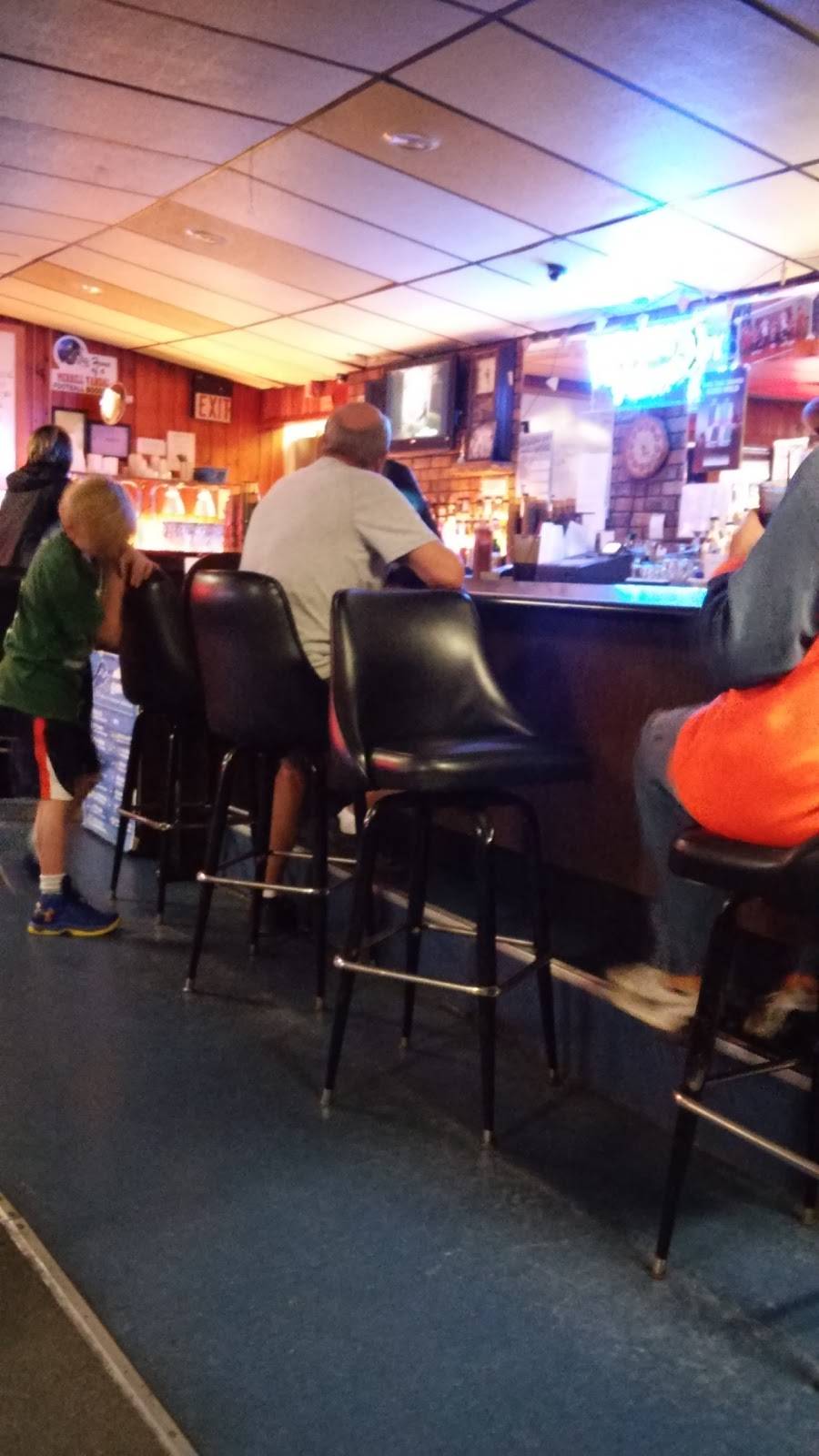 Woodys Place | restaurant | 124 N Midland St, Merrill, MI 48637, USA | 9896435565 OR +1 989-643-5565