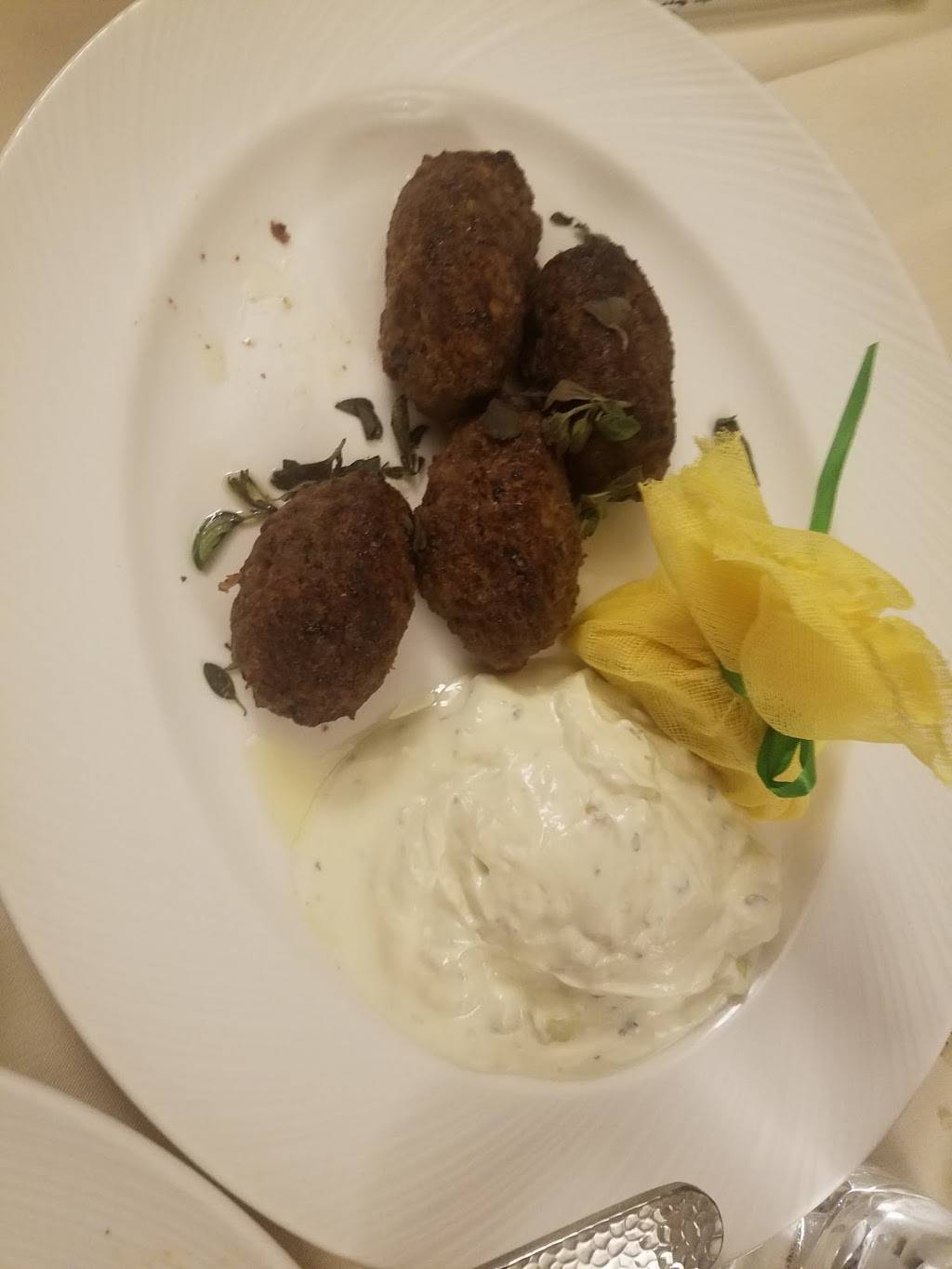 Meze Mediterraneo | restaurant | 680 Mall Dr, Schaumburg, IL 60173, USA | 8475986393 OR +1 847-598-6393