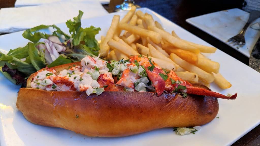 Elliots on the Mile | restaurant | 23 Woodcleft Ave, Freeport, NY 11520, USA | 5163788776 OR +1 516-378-8776