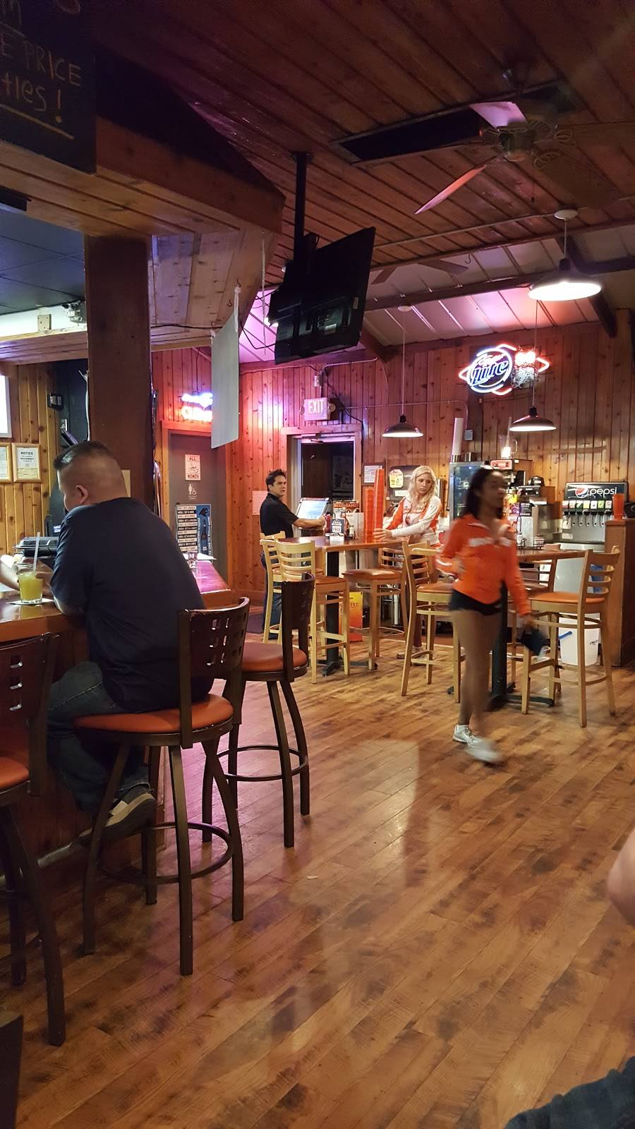 Hooters | restaurant | 1423 Riverchase Blvd, Rock Hill, SC 29732, USA | 8039804300 OR +1 803-980-4300