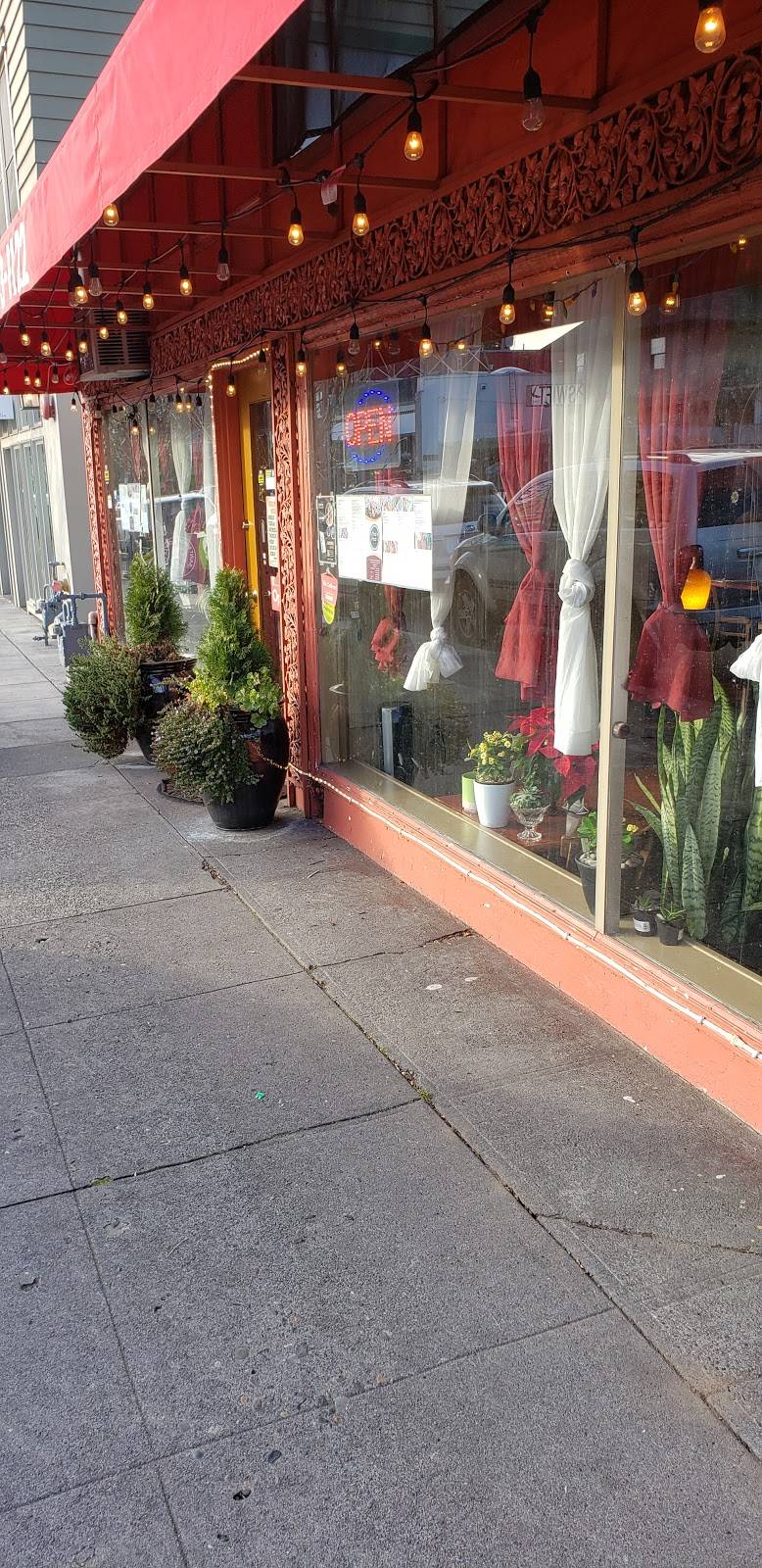 Thai Pod | restaurant | 2015 NE Broadway St, Portland, OR 97212, USA | 5034931122 OR +1 503-493-1122