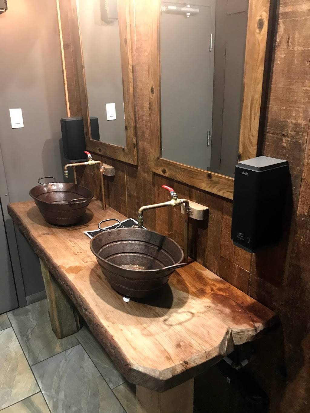 Lexington Smokehouse & Bar | restaurant | 344 Richmond Rd, Ottawa, ON K1Z 5C6, Canada | 6132188209 OR +1 613-218-8209